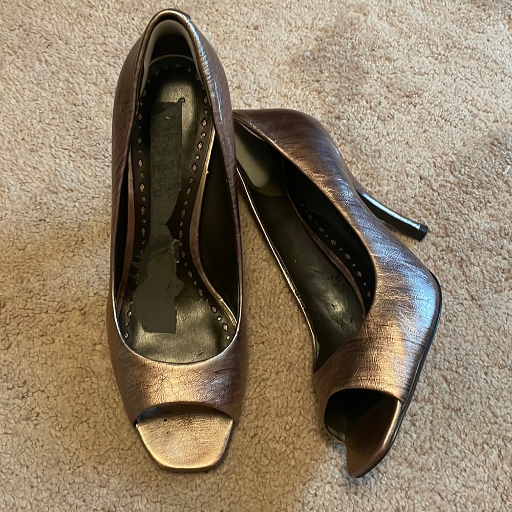 BCBG metallic Ariel pumps